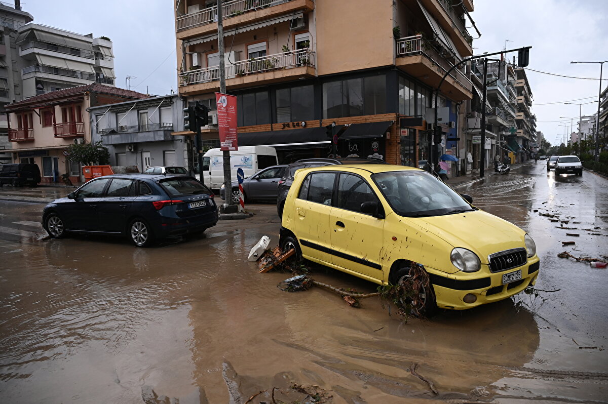 Toplantıya katılan meteoroloji uzmanları, bugün ülkede görülen yağışın, muhtemelen ülke tarihinin en güçlü sağanağı olduğunu aktardı.<br>