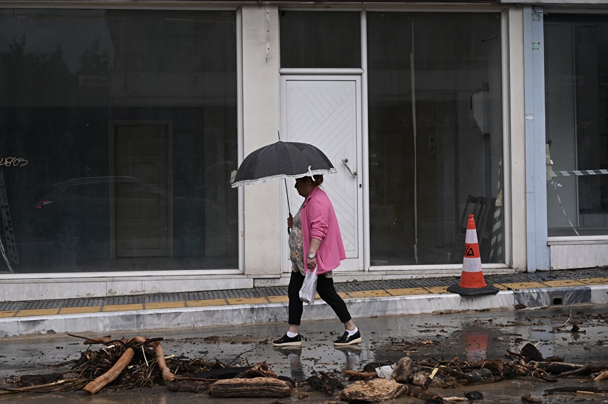 Meteoroloji uzmanları bu tür şiddetli sağanakların genellikle ülkede ekim ve kasımda gerçekleştiğine dikkati çekerek, şiddetli yağış ve rüzgarın yarın da devam edeceğini belirtti.<br>