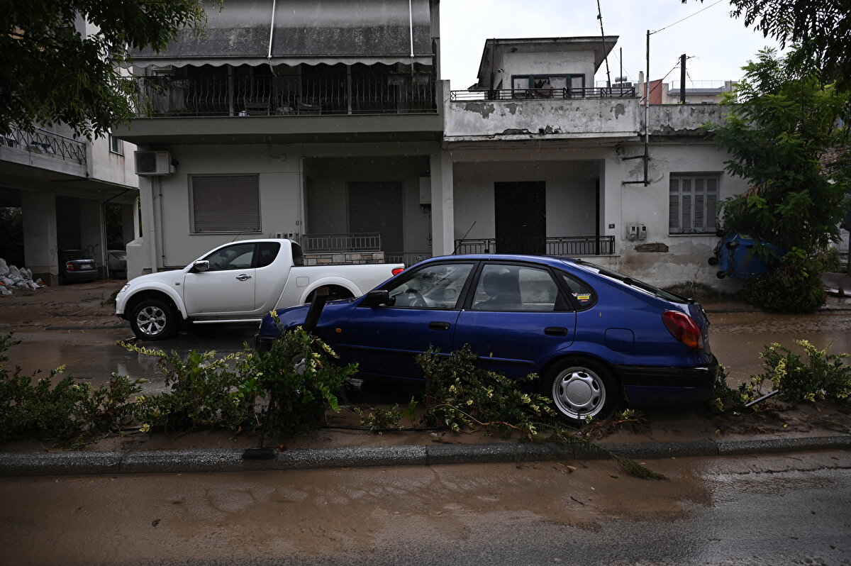 Yüzlerce ev ve iş yerinin sular altında kaldığı bölgede, onlarca araç suya kapıldı.<br>