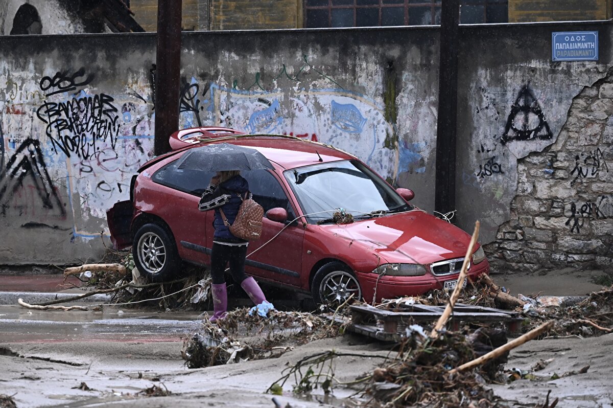 Sel nedeniyle ev, araç ve iş yerlerinde mahsur kalan yüzün üzerinde kişi itfaiye ekiplerince kurtarıldı.<br>