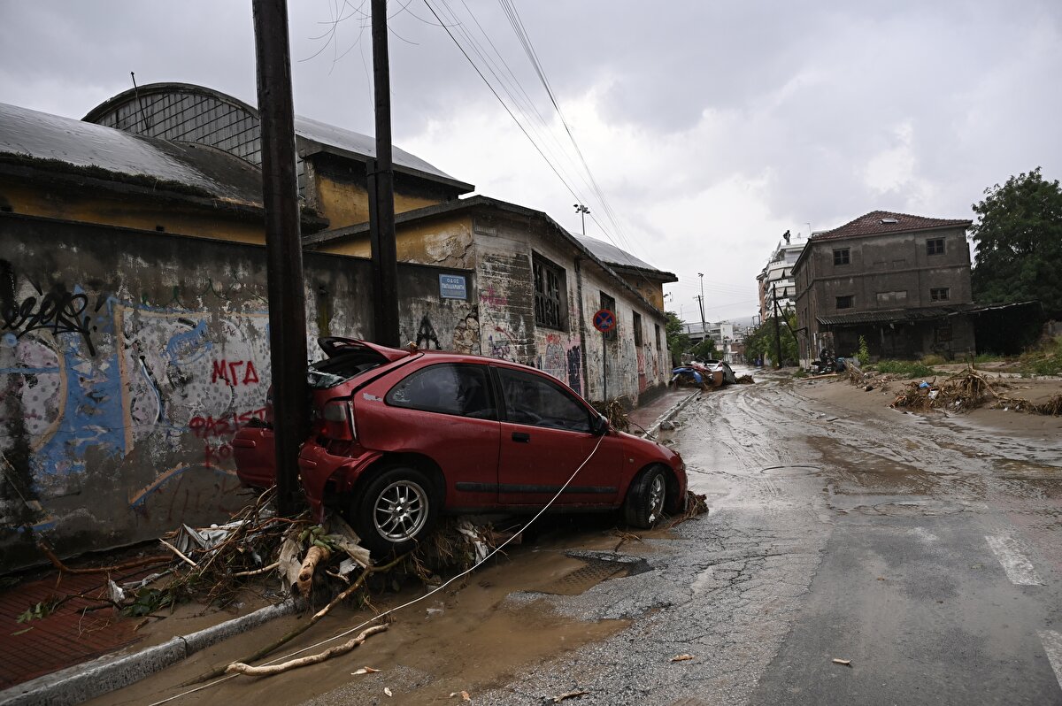 Toplantıda, sel felaketiyle mücadele adımlarının yanı sıra, hastane gibi önemli alanlara gidiş yollarının açık tutulabilmesi adına alınabilecek tedbirler ele alındı.<br>
