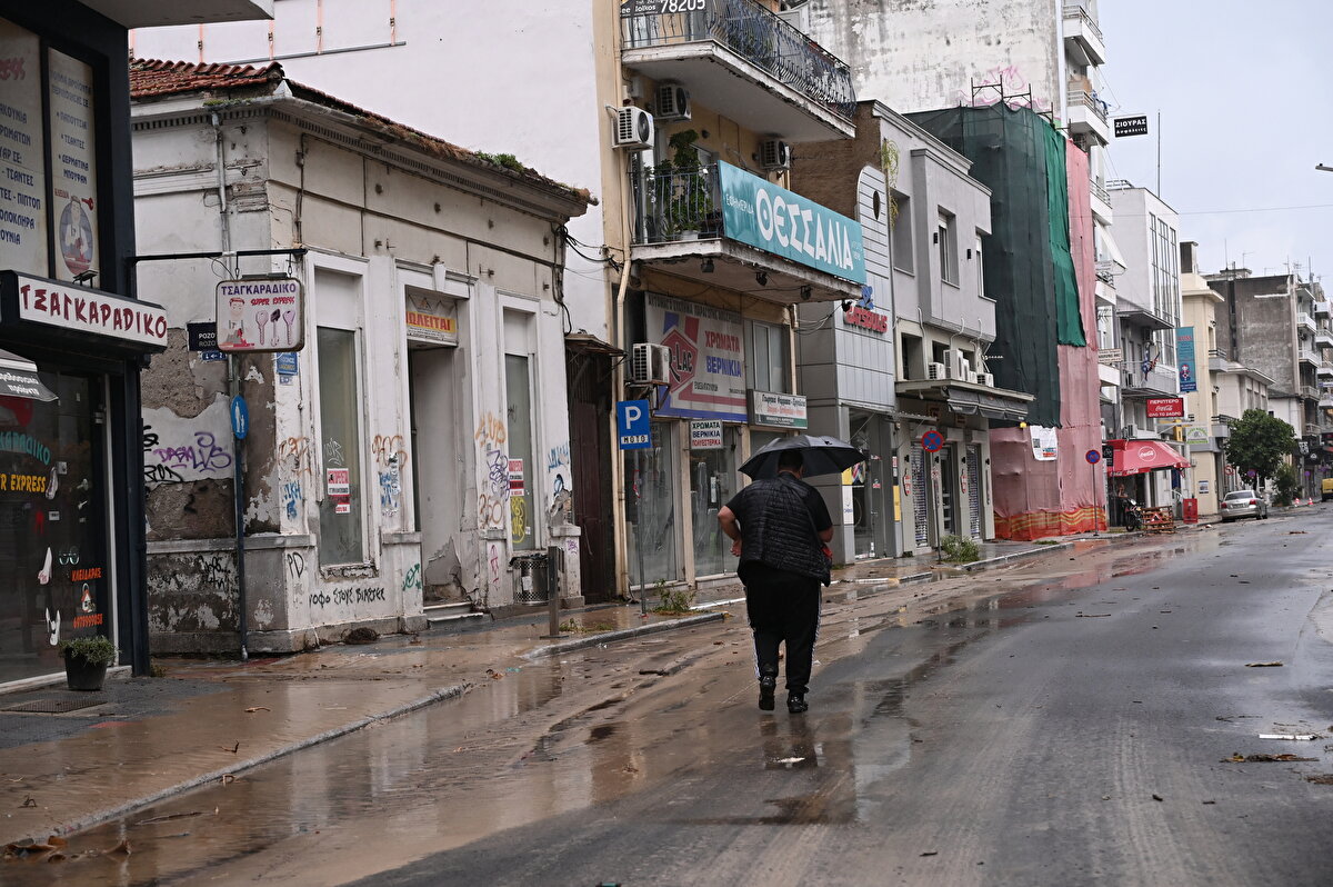 Başbakan Kiryakos Miçotakis liderliğinde ilgili bakanlar ve Meteoroloji Dairesi yetkililerin katılımıyla düzenlenen toplantıda, meteoroloji uzmanlarının "Daniel" ismini verdiği ve bugünden itibaren bir hafta süreyle ülkeyi etkisi altına alması beklenen olumsuz hava koşulları ile mücadele için uygulanabilecek tedbirler ele alındı.<br>