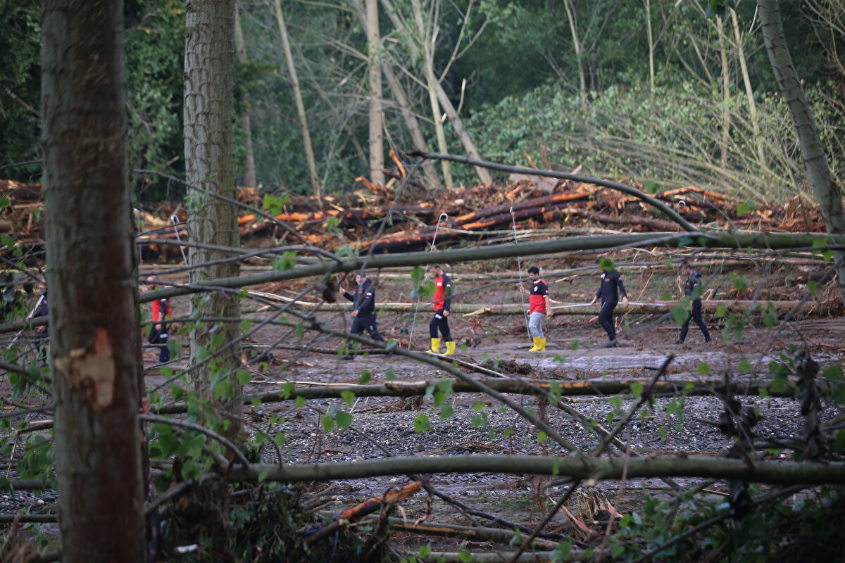 Çalışmalar devam ederken ekipler, ormanlık alanda bir erkek cesedi buldu. Böylece İğneada beldesindeki selde yaşamını yitirenlerin sayısı 4'e yükseldi. Kayıp 2 kişi de aranıyor.<br><br>