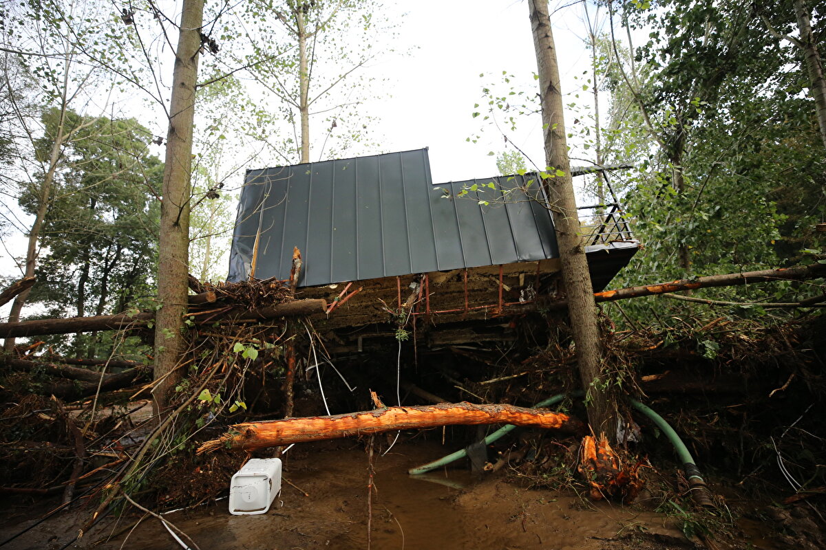 Kırklareli'nin Demirköy ilçesinde dün sabaha karşı başlayan sağanak, İğneada beldesinde su baskınları ve dere taşkınlarına yol açmıştı. Yağış nedeniyle Değirmen Deresi'nden taşan suyun Demirköy ile İğneada'yı birbirine bağlayan kara yolundan akması nedeniyle bir süre yol trafiğe kapatılmış, suların çekilmesi ile trafik akışı yeniden başlamıştı.<br><br>