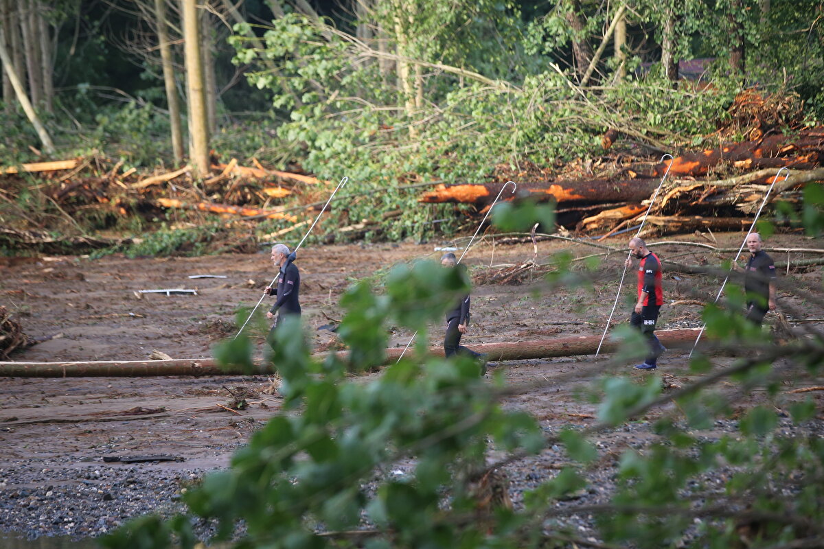 Çok sayıda ekibin çalışma yürüttüğü alanda iş makineleri de öbeklenmiş kütük, tomruk ve ağaç birikintilerini kaldırıyor.<br><br><br>