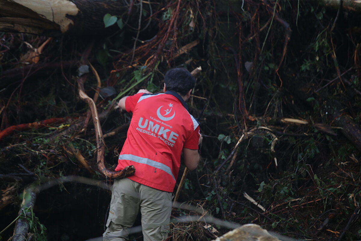 Ormanda mahsur kalanlardan iki kişinin cansız bedenine ulaşılmıştı.