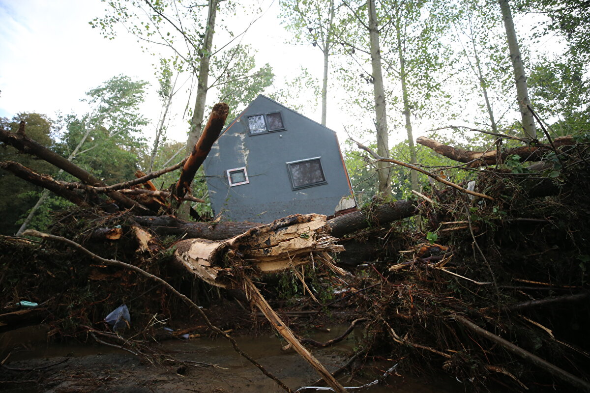 Ormancılık faaliyetlerinin sürdürüldüğü bölgede dizili tomruklar sel suları ile sürüklenerek bungalov evlerin bulunduğu tesise ulaşmış, bu tomrukların da etkisiyle evler sürüklenmişti. Bölgeye AFAD, İl Özel İdaresi, Sahil Güvenlik, itfaiye ve UMKE ekipleri ile askeri birlikler sevk edilmişti.<br><br>
