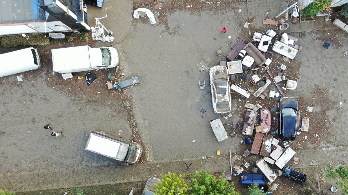 İstanbul'da dün akşam saatlerinde etkili olan sağanak yağış nedeniyle İkitelli'de bulunan mobilyacılar sitesini su bastı.