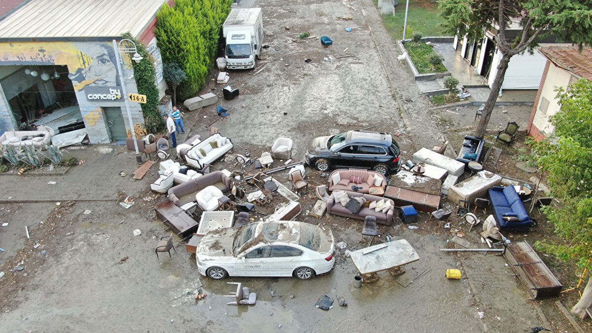 Kısa sürede oluşan sele kapılan araçlar mağazalara girerken, mobilyalar tanınmaz hale geldi.