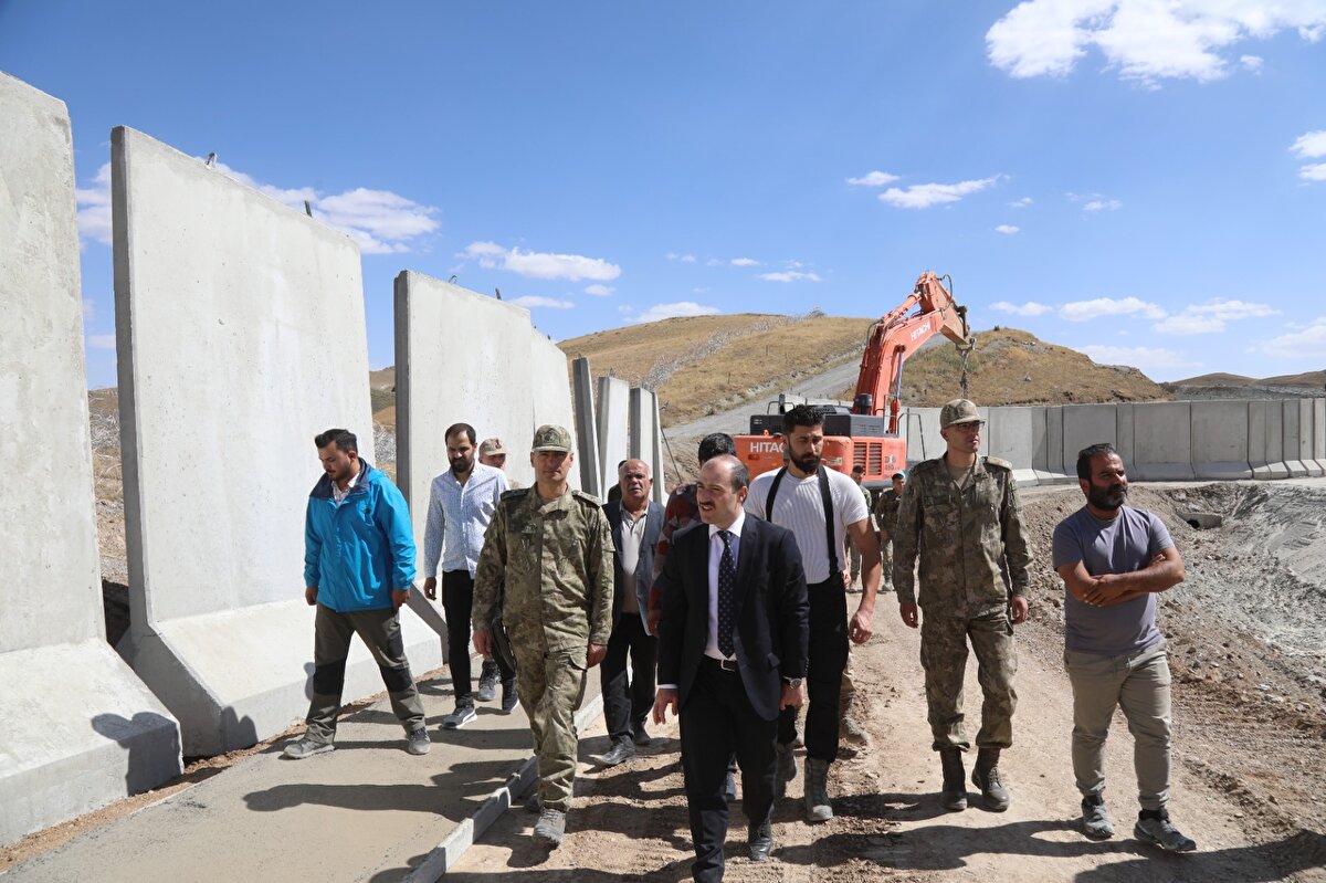 Kaçak geçişlerin engellenmesi için 2021'de, Van-İran sınır hattındaki 295 kilometrelik bölümdeki çalışmalarda, Çaldıran ve Özalp ilçeleri sınırlarındaki 180 kilometrelik beton duvarın 140 kilometrelik kısmı tamamlandı.