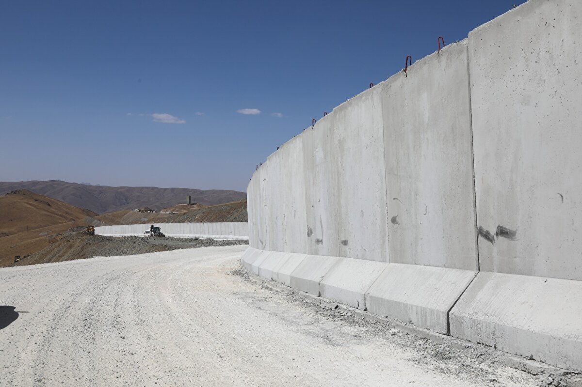 Yol ve kulelerin de yapıldığı bölgede yüzlerce personel ve iş makinesiyle çalışmalar sürdürülüyor. Güvenlik duvarı çalışmalarının olduğu yerlerdeki taramalarla da bölge mayınlardan temizleniyor.