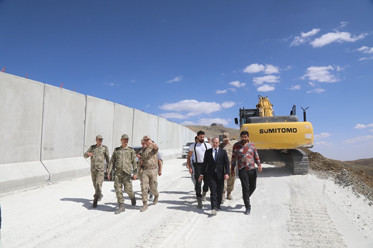 Sınır hattında alınan önlemler ve duvar inşaatıyla ilgili firma yetkililerinden bilgi alan Çelik, "Başta terör ve düzensiz göçle mücadele olmak üzere sınır güvenliğimizin her santiminden sorumlu olan kahramanlarımızla gurur duyuyoruz. Allah ayağınıza taş değdirmesin" dedi.
