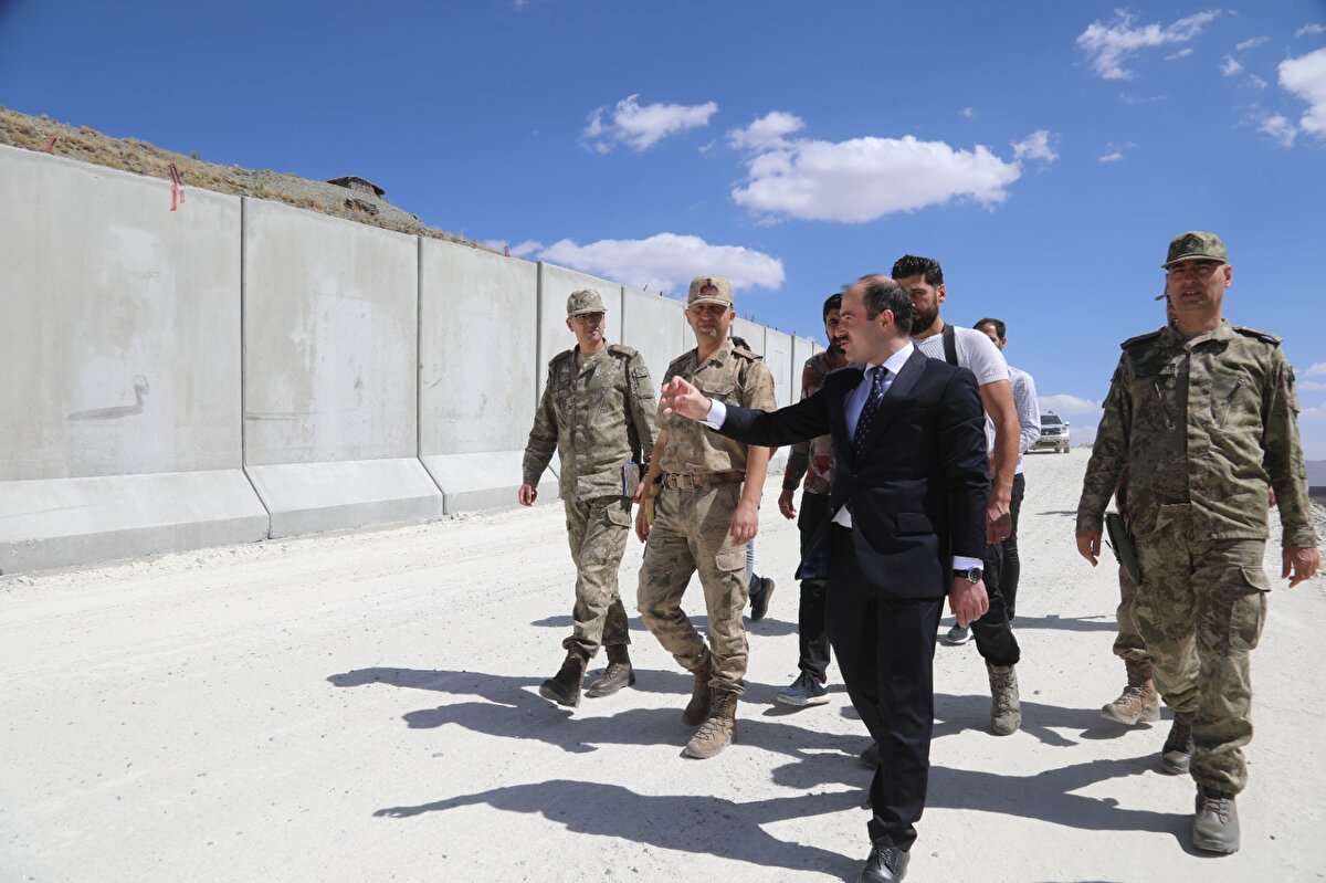 İlçe Kaymakamı ve Belediye Başkan Vekili Mustafa Çelik, Başkale-İran sınırındaki Sultançayır ve Güllük bölgelerinde devam eden duvar örme çalışmalarını denetledi.