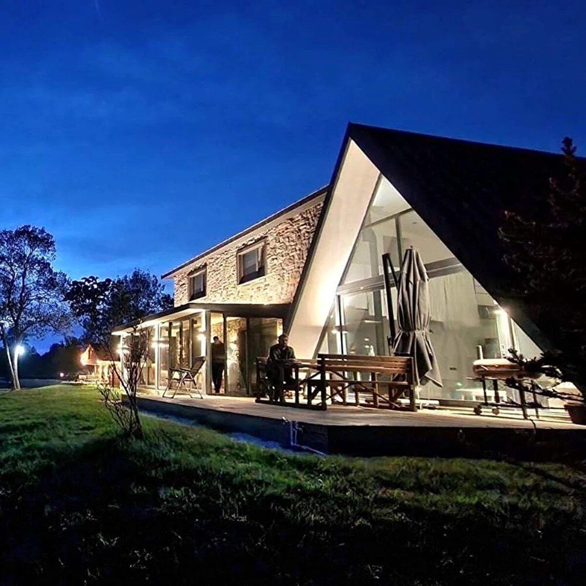 Adalet Bakanı Yılmaz Tunç, sosyal medya hesabından yaptığı açıklamada, "Kırklareli'nin Demirköy ilçesine bağlı İğneada beldesi Sisli Vadi'deki olaya ilişkin Demirköy Cumhuriyet Başsavcılığı'nca adli soruşturma başlatılmıştır. Ayrıca bungalov evleri ruhsata aykırı olarak inşa ettiği tespit edilen işletme sahibi hakkında taksirle birden fazla kişinin ölümüne neden olma suçundan başlatılan ceza soruşturmasında gözaltı kararı verilmiştir." ifadelerini kullandı.<br><br>