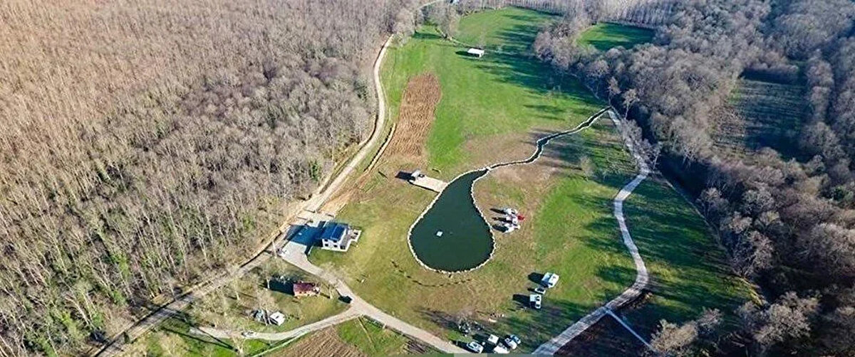 "DOĞADA UYANMAK, DOĞAYA UYANMAK" TANITIMI<br>Yaşanan selde 6 kişinin yaşamını yitirdiği bungalov evlerin tanıtımını şirket, "Doğada uyanmak, doğaya uyanmak", "Oksijeni bol, stresi az" adı altında sosyal medya hesapları üzerinden yaptığı görüldü.<br><br>Taş evler, teras evler, tiny house, ahşap çiftlik evi, ikiz ahşap evler, ikiz Safranbolu evinin bulunduğu belirtilen tanıtımlarda, "SisliVadi İğneada'da; doğanın ortasında, doğayla bir olmak ve oksijeni bol, stresi az bir deneyim yaşamak istermisiniz? Her anının tadını doyasıya çıkaracağınız konfor ve doğanın bir arada olduğu benzersiz bir tatil SisliVadi İgneada, ekolojik doğal yaşam çiftlimizde sizi bekliyor. İster çiftlik evlerimizden birinde, ister kendi çadırınız ya da karavanınızla konaklayabilir, ister günü birlik misafirimiz olabilir, eşsiz manzaramızda keyfinize keyif katacak açık büfe kahvaltıya ya da gün boyu yemek hizmeti vermeye başlayan restoranımıza gelebilirsiniz." ifadeleri yer aldı.<br><br>