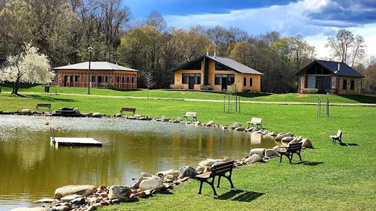 Demirköy ilçesine bağlı İğneada beldesinde önceki gün meydana gelen kuvvetli yağışta Longoz Ormanları'ndaki Sisli Vadi içinde yer alan turistik bungalov evlerin olduğu bölgede sel meydana geldi.<br><br>