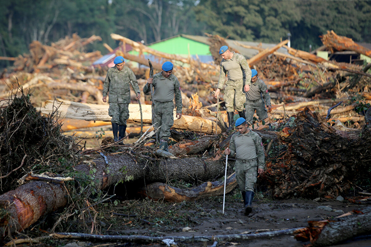 Adalet Bakanı Yılmaz Tunç, Kırklareli'ndeki sel felaketinde vatandaşların hayatını kaybettiği bungalov evleri ruhsata aykırı olarak inşa ettiği belirlenen işletme sahibi hakkında, taksirle birden fazla kişinin ölümüne neden olma suçundan gözaltı kararı verildiğini bildirdi.<br><br>