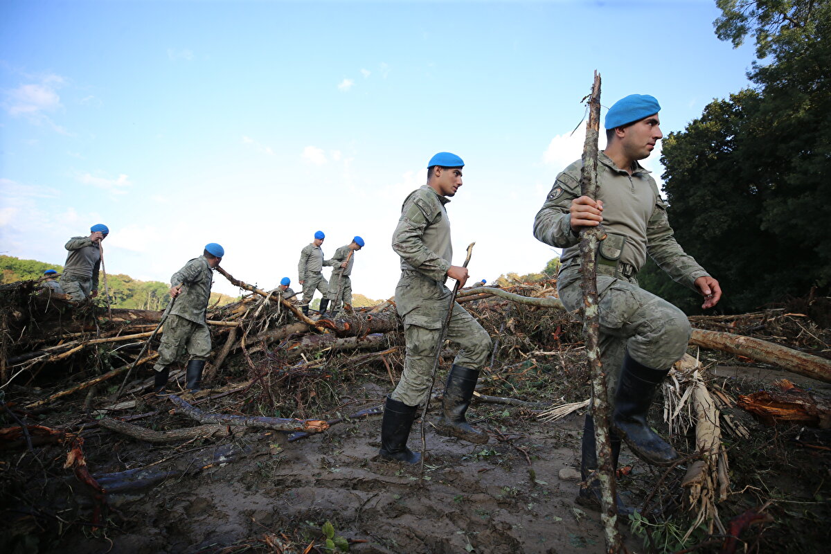 Bölgede ikisi dün, üçü de bugün olmak üzere 5 kişinin cesedine ulaşıldı.<br><br>Kayıp kişinin aranması çalışmaları sürdürülüyor.