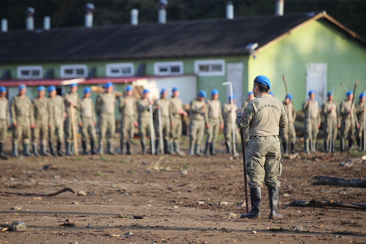 Suların yükselmeye başladığı sırada ailelerine telefonda "sel geldiğini" haber verip, araçlarıyla bölgeden uzaklaşmaya çalıştıkları ancak sel sularının çifti sürüklediği öğrenildi.<br><br>Çiftin cenazesi araçlarının yakınında bulundu.