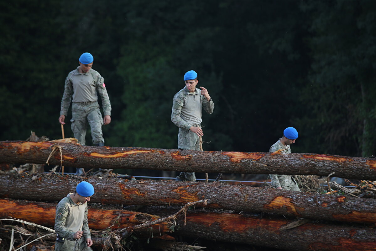 Olayla soruşturma başlatıldığı ve bungalov evlerin ruhsata aykırı inşa edildiği bilgisini paylaşan Tunç şunları kaydetti:<br><br>"Söz konusu olaya ilişkin Demirköy Cumhuriyet Başsavcılığınca adli soruşturma başlatılmıştır. Ayrıca bungalov evleri ruhsata aykırı olarak inşa ettiği tespit edilen işletme sahibi hakkında taksirle birden fazla kişinin ölümüne neden olma suçundan başlatılan ceza soruşturmasında gözaltı kararı verilmiştir."