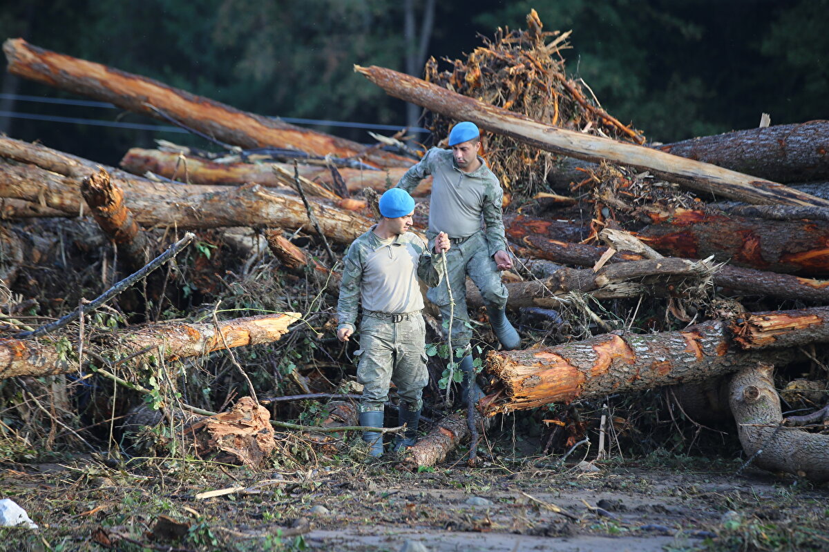 Selde kaybolanlar arasında tatil için bölgeye gelen doktor Selman Bağışlar (27) ile beslenme ve diyetetik bölümü öğrencisi eşi Mihriban Bağışlar (25) da bulunuyordu.<br><br>