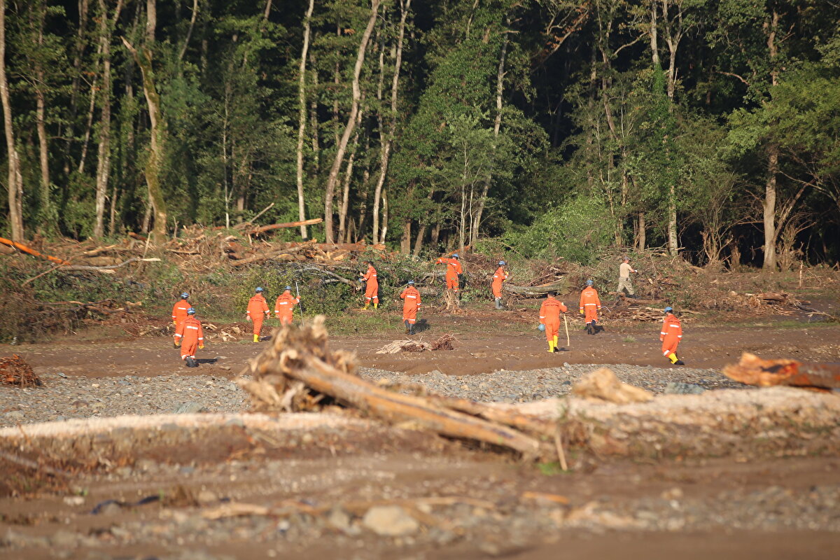 5 kilometre uzunluğundaki vadide 900'ü aşkın kişinin çalışma yürüttüğü alanda iş makineleri de öbeklenmiş kütük, tomruk ve ağaç birikintilerini kaldırıyor.<br><br>