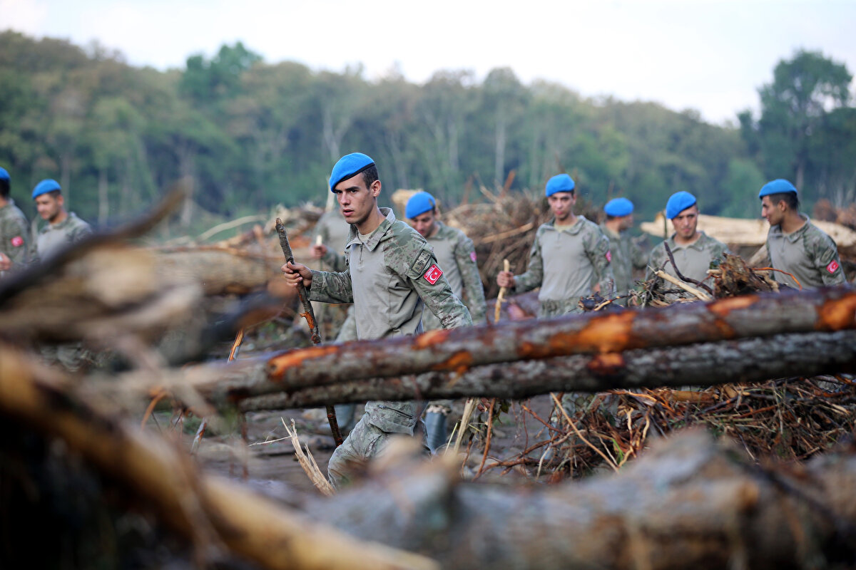 AFAD, Sahil Güvenlik Komutanlığı, Jandarma Arama Kurtarma, itfaiye, Ulusal Medikal Kurtarma ekipleri, Polis Arama Kurtarma Timleri ve askeri birliklerin, selin sürüklediği bungalov evlerin bulunduğu alanın yakınında kaybolan kişiyi gece termal kameralarla süren arama çalışmaları gün ışımasıyla karadan ve havadan devam ediyor.<br><br>