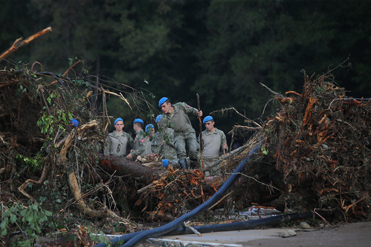 Sisli Vadi mevkisinde suyun çekildiği tesisin bulunduğu alan ve çevresindeki çalışmalarda ekipler, selle gelen tomruk ve ağaçların çevresine ve altlarına bakıyor.<br><br>