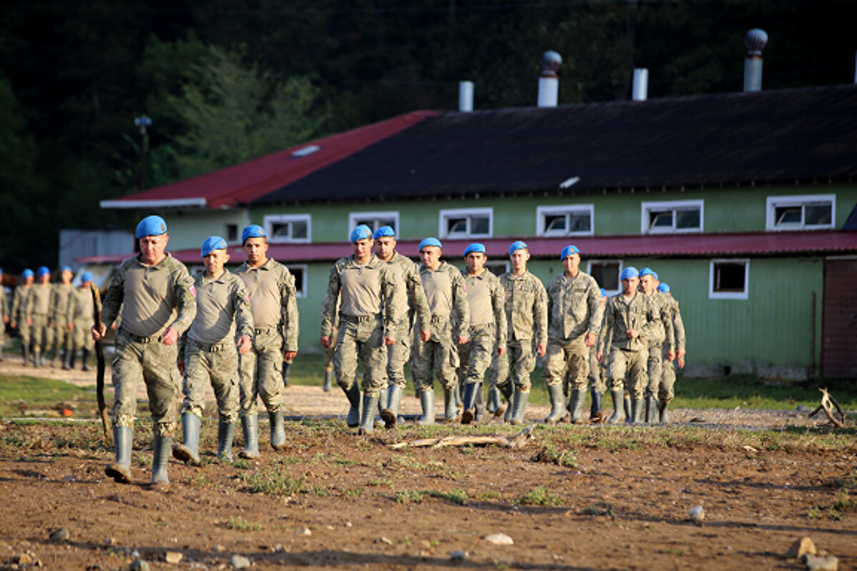 Üç ay önce evlenen çiftin yakınları aramaların başladığı andan itibaren bölgede yer aldı. Umutlu haber bekleyen yakınları, çiftin cesetlerinin cenaze araçlarına konmasıyla gözyaşlarını tutamadı.<br><br>