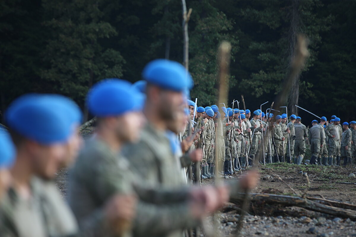 Arama kurtarma çalışmalarına çok sayıda komando birlikleri de katılıyor. Orman köylüsü selin sürüklediği tomruk ve kütüklerin kaldırılması çalışmalarına yardım ediyor. Arama kurtarma köpekleri de bölgede arama çalışmalarına katılıyor.<br><br>