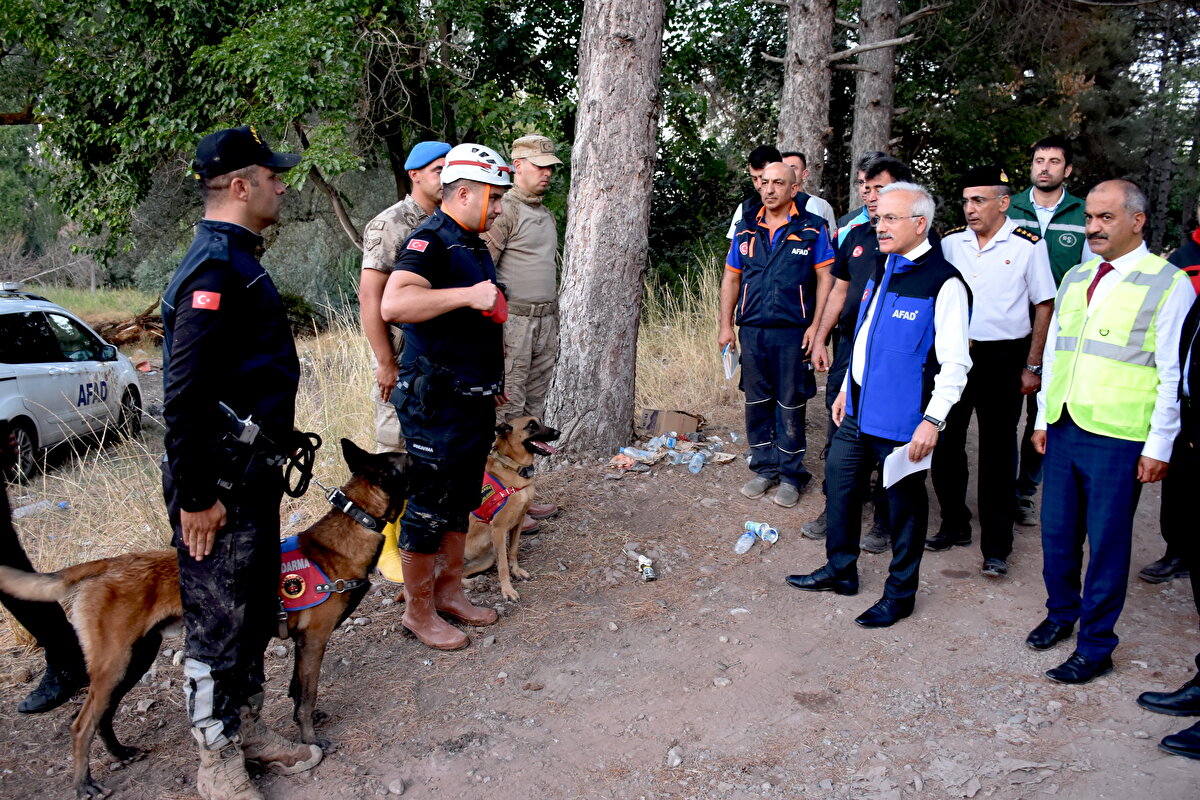 Selin vurduğu yola paralel su kanalı ve çevresi adım adım taranırken bebeğe dair henüz herhangi bir ize rastlanmadı.<br><br>