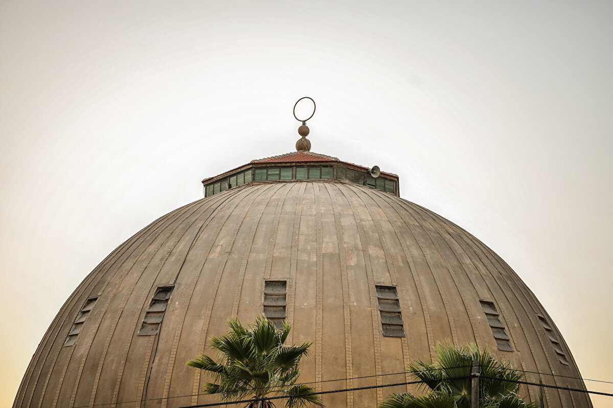 Han Yunus kentinde inşa edilen el-Kubbe Mescidi, sadece 16 metre yüksekliğinde ve 520 metrekarelik bir alanı kaplayan büyük bir kubbeden oluşuyor.