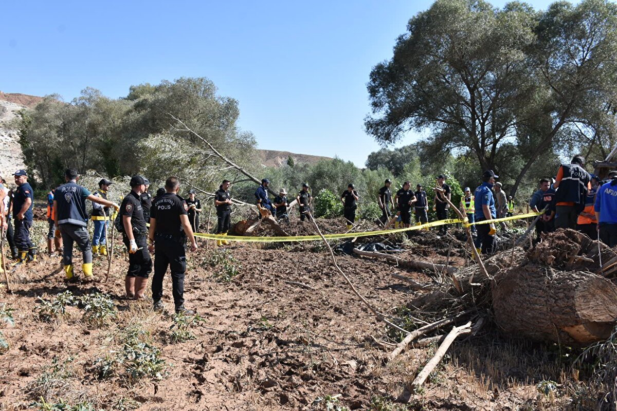 Bölgedeki iki köprüde biriken ağaç kütleleri ve selin sürüdüğü atıklar, iş makineleriyle kaldırılmıştı.Regülatör bölgesi ve Melendiz Çayı'nda da Asel bebek, su altı arama ekibince aranmıştı.