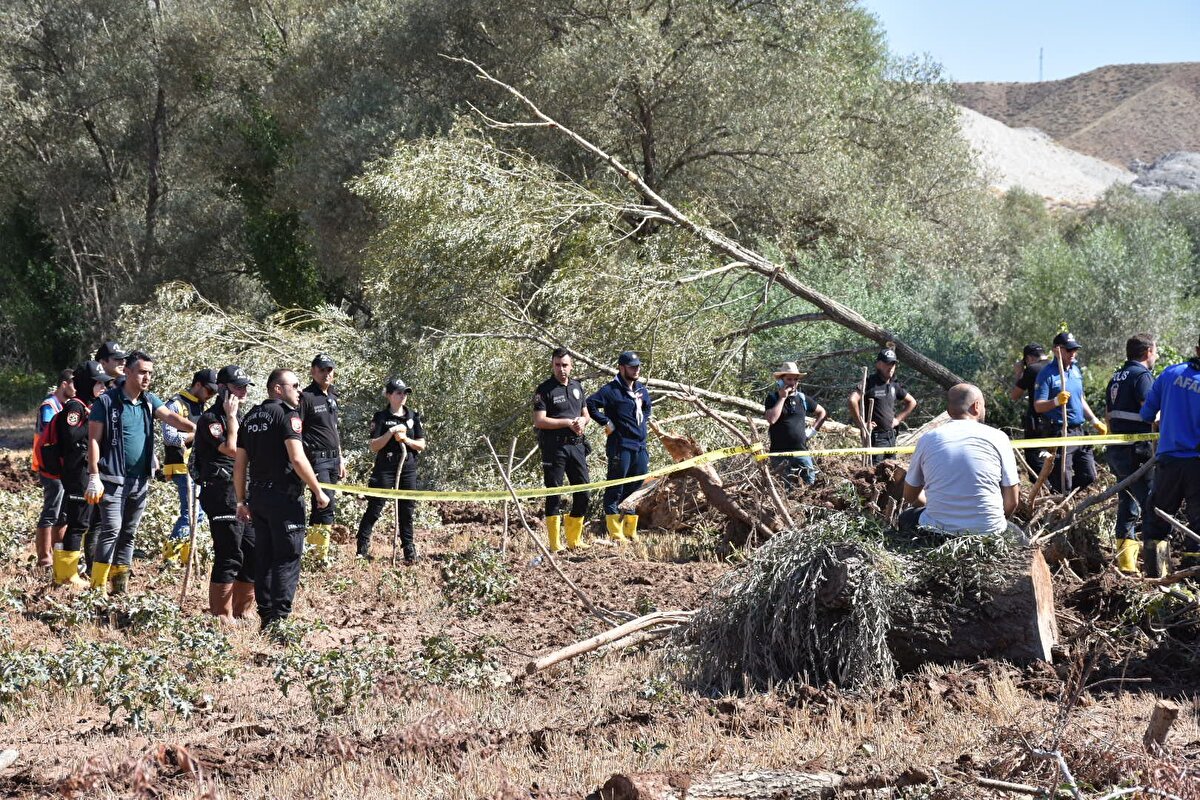 AFAD, jandarma, polis, UMKE ve gönüllü ekiplerin olayın yaşandığı bölgede yürüttüğü çalışmalar bugün de devam etti.