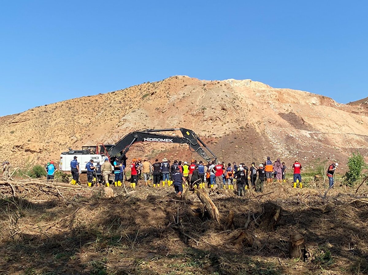 Arama kurtarma çalışmalarının 6’ncı gününde ekipler bebeği, olayın yaşandığı bölgenin yaklaşık 800 metre uzağında dere yatağı kenarında selin sürükleyip getirdiği ağaç dallarının altında buldu.