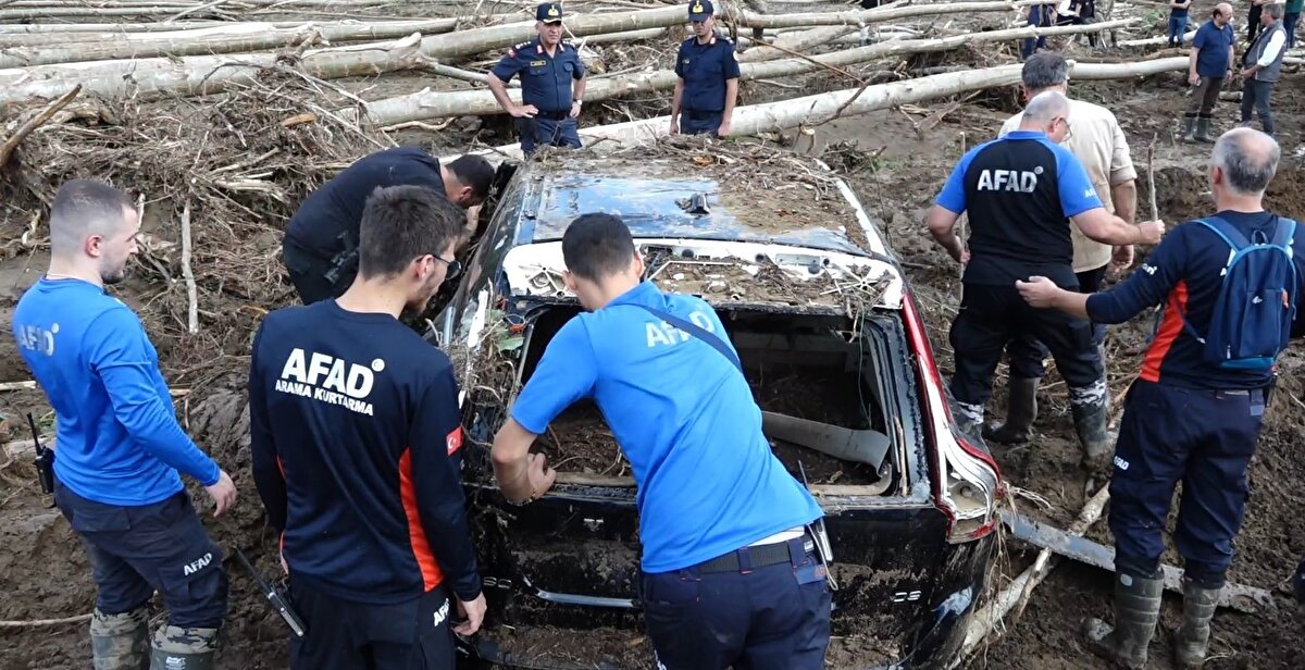 Demirköy Cumhuriyet Başsavcılığınca Avcılar köyü yakınlarındaki daha önce İl Özel İdaresince mühürlenmiş olmasına rağmen işletilmeye devam eden ruhsatsız tesisin sahibi ve yöneticileri hakkında başlatılan soruşturma kapsamında işletme yetkililerinden 2 kişi gözaltına alındı, çıkarıldıkları mahkemece tutuklandı.<br><br>