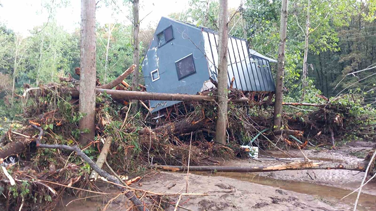 Ormancılık faaliyetlerinin sürdürüldüğü bölgede dizili tomrukların yanı sıra köklerinden sökülen ağaçlar selde sürüklenerek bungalov evlerin bulunduğu tesise ulaşmıştı. Bu tomruklar ve ağaç kütüklerinin de etkisiyle evler sürüklenmişti.<br><br>Bölgeye sevk edilen ekipler, tesiste kalan 12 kişiden taşkının ardından haber alınamaması üzerine arama kurtarma çalışması başlatmıştı. Ormanda mahsur kalanlardan 6'sı selin olduğu gün kurtarılmıştı.<br><br>