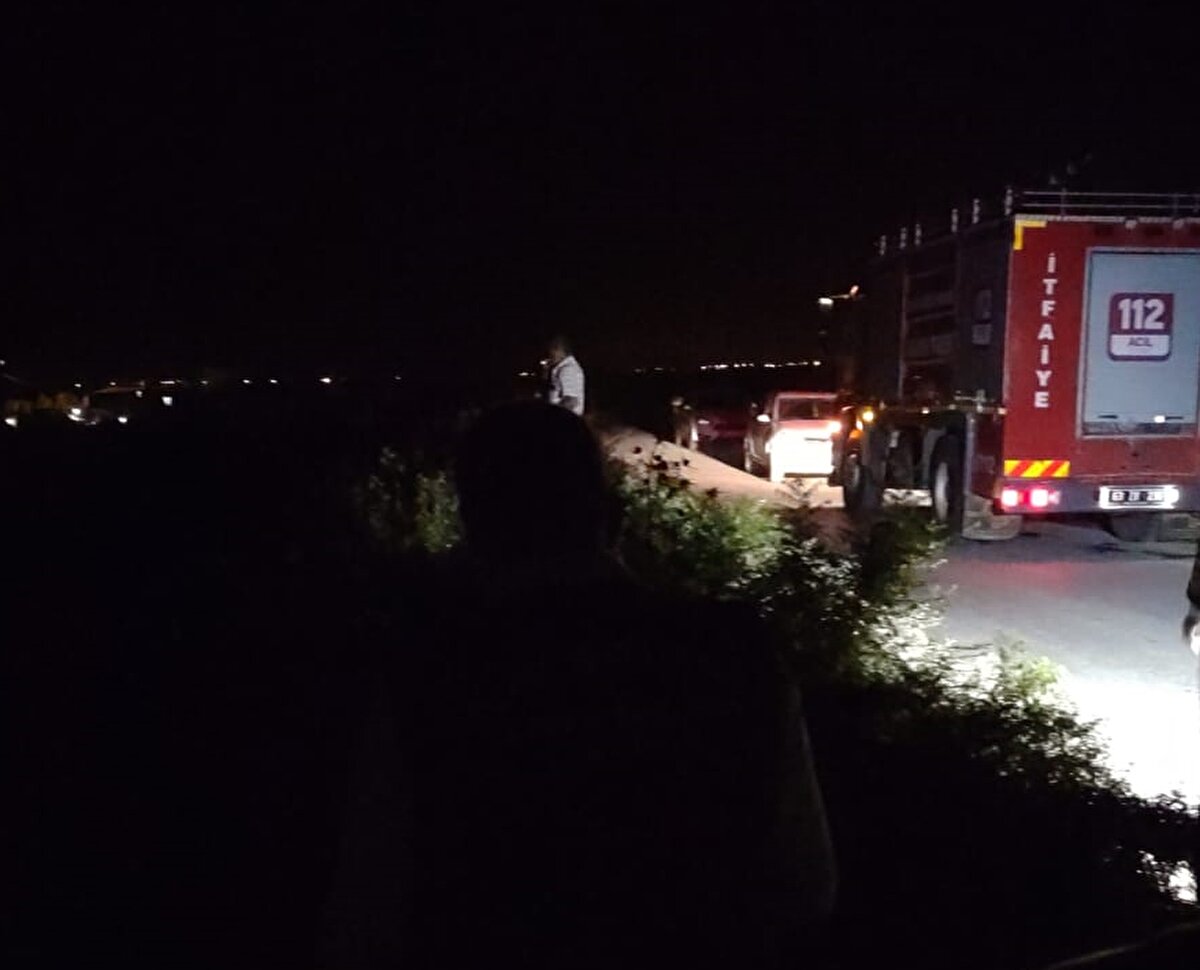 Bölgeye gelen ekiplerin vinç yardımı ile başlattığı çalışmalar sonucu sudan çıkarılan otomobilde anne ve iki çocuğun cansız bedenine ulaşıldı. Anne ile iki çocuğunun cansız bedeni, savcılık ve ekiplerin kaza yerindeki incelemesinin ardından Harran Devlet Hastanesi'nin morguna kaldırıldı.<br><br>Kazayla ilgili başlatılan soruşturma sürdürülüyor.<br><br>