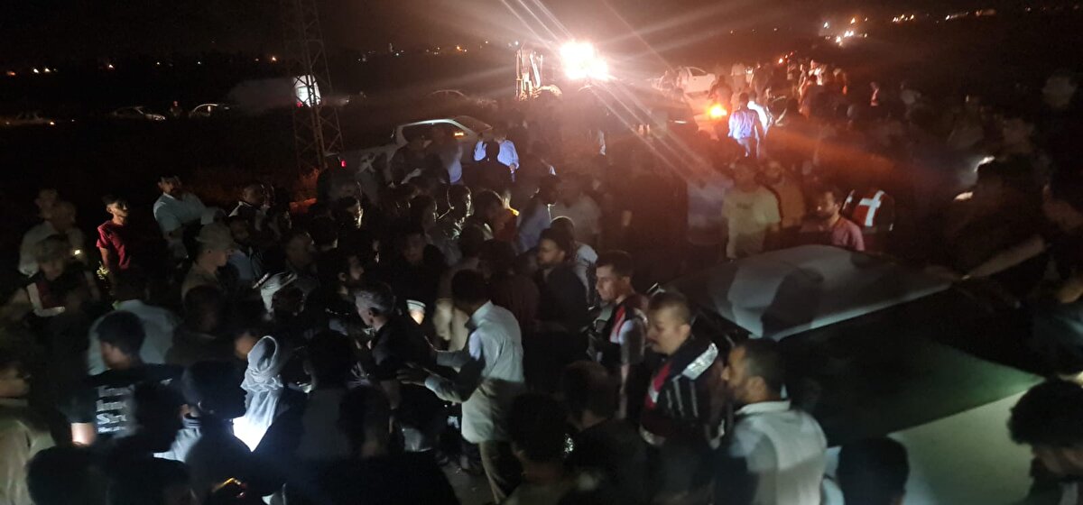 İlçe merkezine doğru ilerleyen Ali İnan yönetimindeki otomobil, sürücünün direksiyon kontrolünü yitirmesi sonucu sulama kanalına uçtu. Kazada, sürücü Ali İnan kendi imkanlarıyla sudan çıkarak çevredekilerden yardım isterken, anne Zehra ile çocukları Seyit Süleyman ve İshak İnan otomobilde sıkıştı. İhbar üzerine bölgeye AFAD, jandarma, su altı polisi ve sağlık ekipleri sevk edildi.<br>