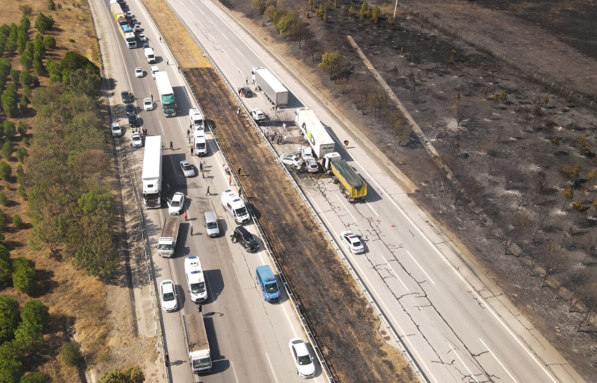 12 aracın karıştığı zincirleme kazada bir kişi hayatını kaybetti, 36 kişi yaralandı.<br><br>