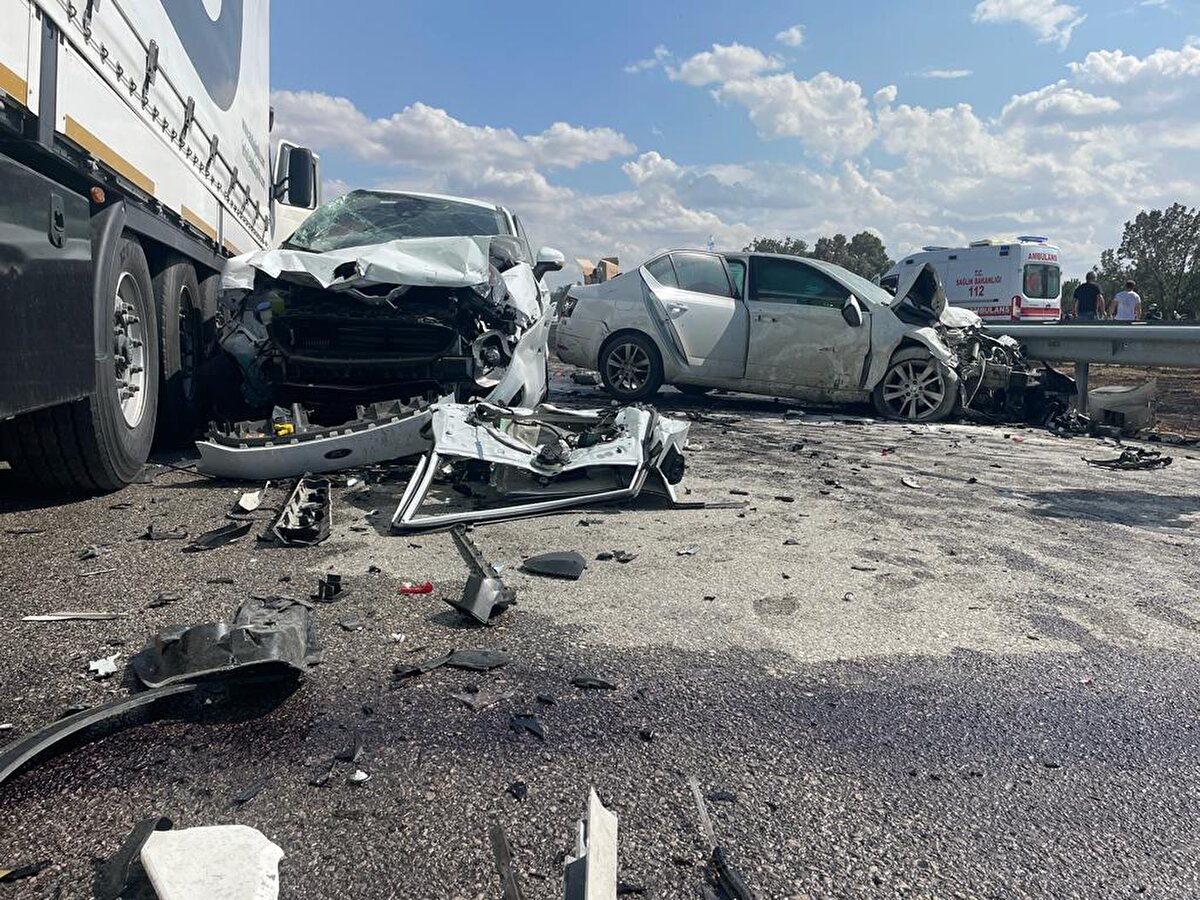 Bölgeye çok sayıda ekip, gönderildi. Yaralılar, çevredeki hastanelere kaldırıldı.<br><br>