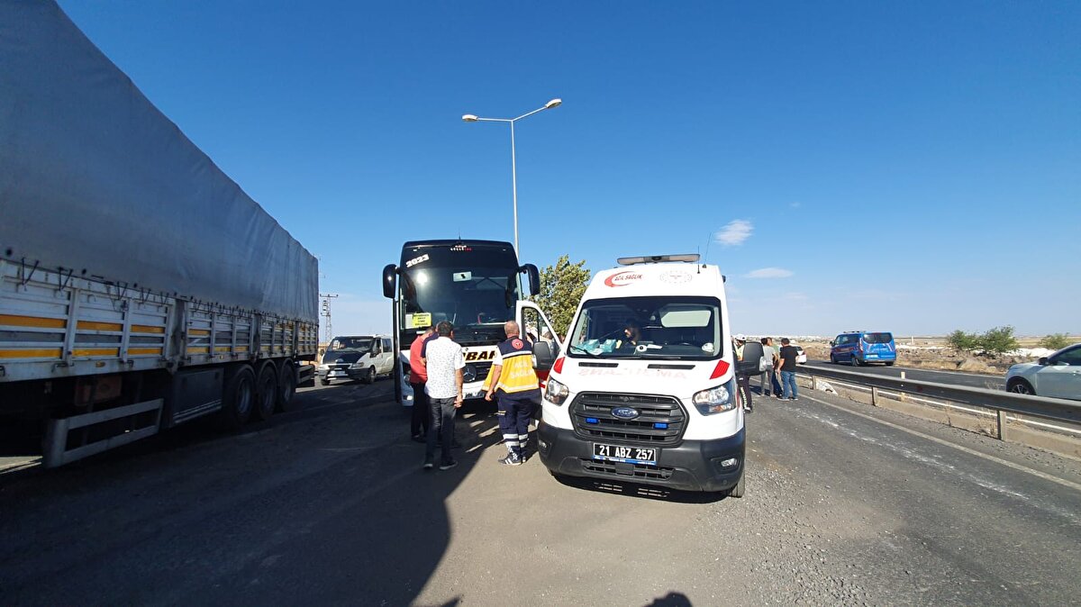 Çarpışmanın etkisiyle savrulan çekici, Diyarbakır- İzmir seferini yapan A.D. yönetimindeki 35 BOP 190 plakalı yolcu otobüsüne çarptı.