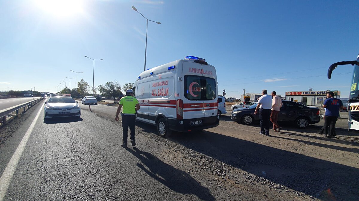 Kazada araçların sürücüleri ile çekicide bulunan M.H., M.A.H. ve 1 yaşındaki İ.H. yaralandı.