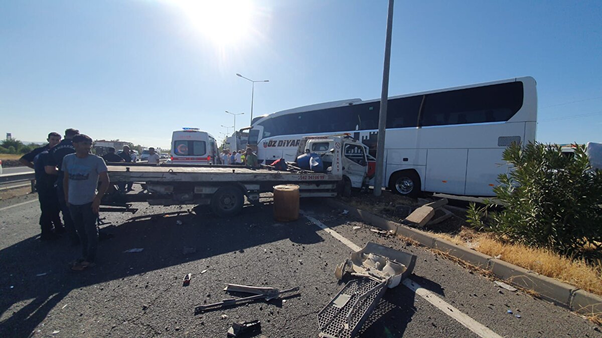 Yaralılar yapılan ilk müdahalenin ardından ambulanslarla Gazi Yaşargil Eğitim ve Araştırma Hastanesine sevk edildi. Kaza ile ilgili inceleme başlatıldı.