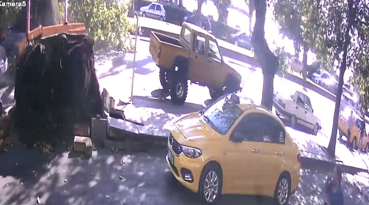 Yol trafiğe kapatılırken, ekipler devrilen ağacı kaldırmak için çalışma başlattı.