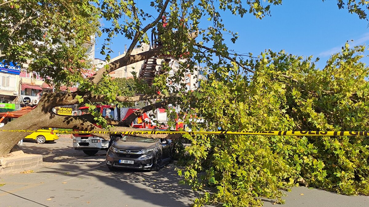 3 kişi, cipin açılan kapısından ve camdan çıkarılarak kurtarıldı.