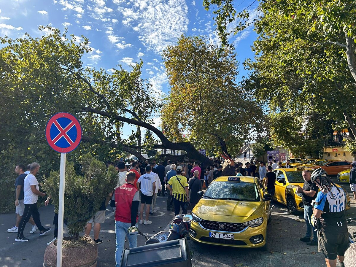 O anlar, güvenlik kamerasına yansıdı. Çevredekiler, araçtaki sürücü Mehmet Yıldız (49) ile yanındaki kişilerin yardımına koştu.