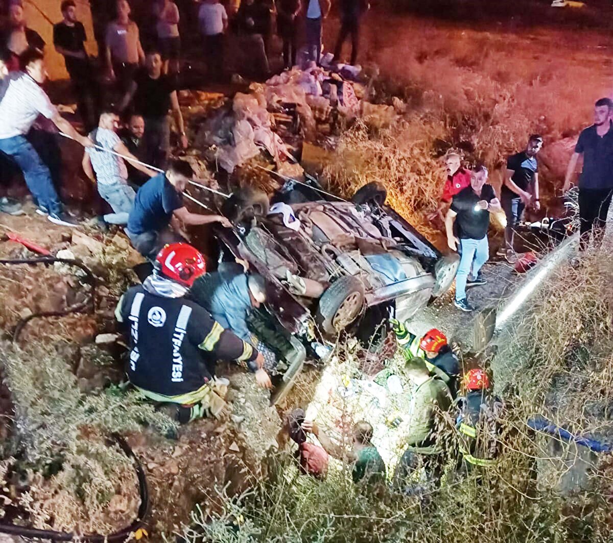 Yaralılar Emine Nisa Güler (9), sürücü Hüseyin Güler ve Rıdvan Güler (21) ise sağlık ekipleri tarafından Acıpayam Devlet Hastanesine kaldırıldı. 