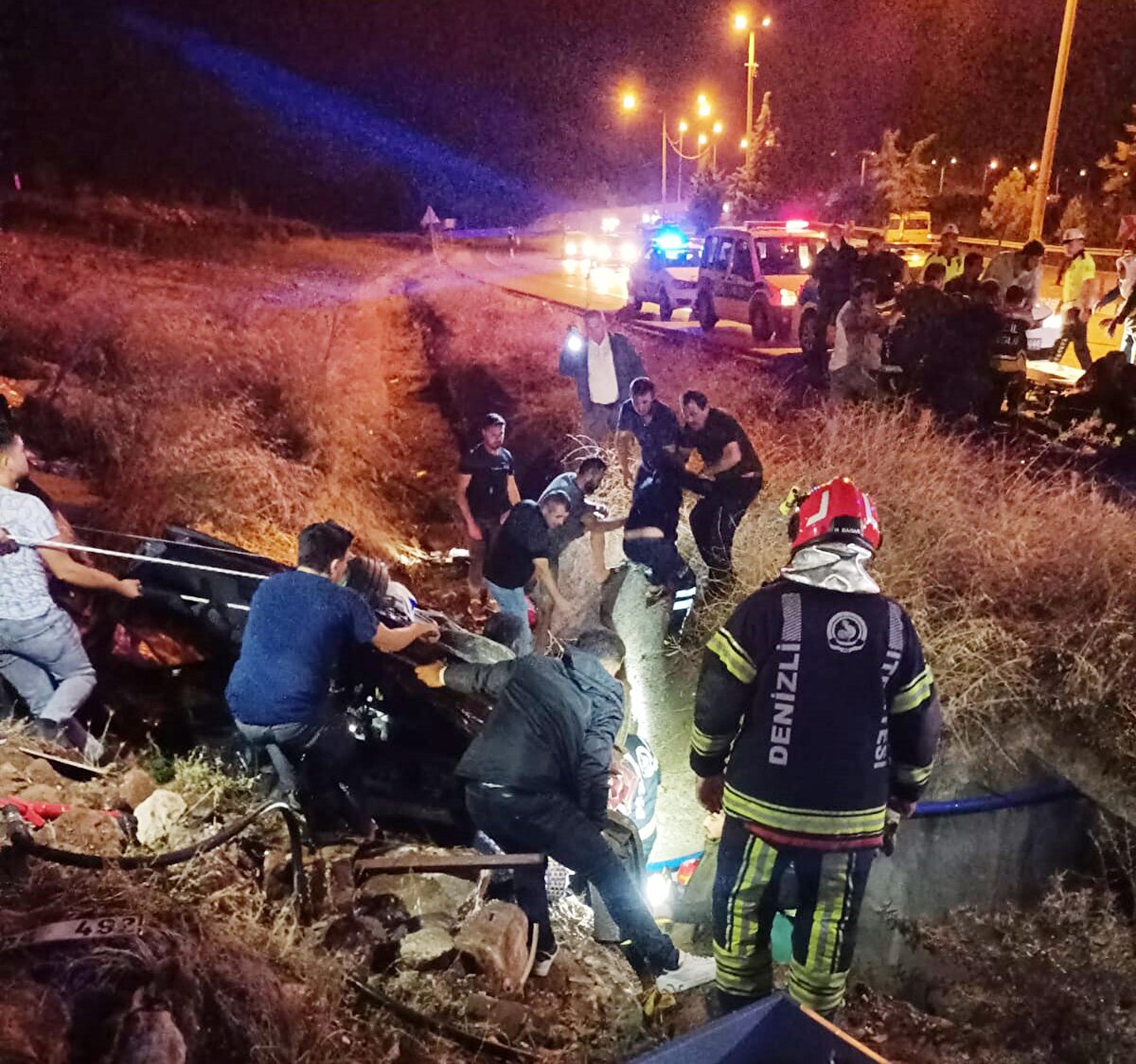 Çevredekilerin ihbarı üzerine kaza yerine sağlık, itfaiye ve polis ekipleri sevk edildi. Kaza yerine ulaşan Denizli Büyükşehir Belediyesi İtfaiye Daire Başkanlığı ekipleri, hurdaya dönen otomobildekileri bulundukları yerden çıkarırken, sağlık ekiplerince yapılan kontrolde Gülsüm Topçu (32), Nihal Güler (42), Mustafa Selim Topçu (11) ve Hatice Serra Topçu'nun (7) hayatını kaybettiği belirlendi.