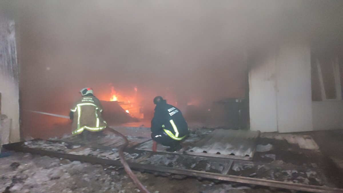 Alevleri gören çevredekilerin ihbarı üzerine olay yerine çok sayıda polis, itfaiye ve sağlık ekibi sevk edildi.